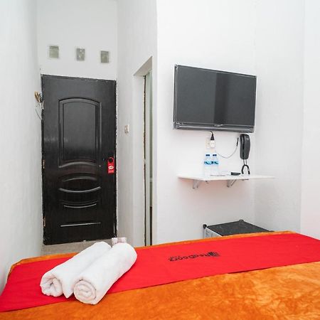 Готель Reddoorz @ Aralia Harapan Indah Pulokendal Екстер'єр фото