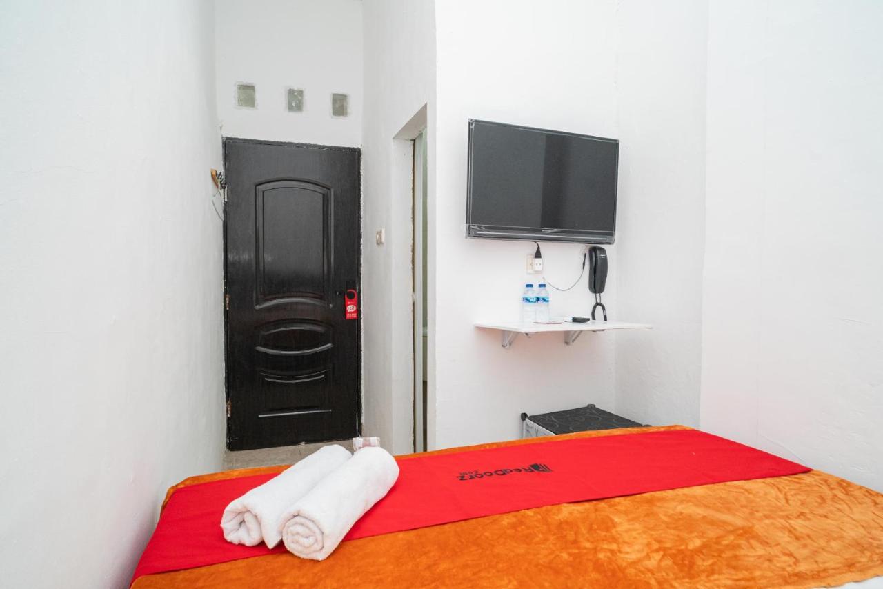 Готель Reddoorz @ Aralia Harapan Indah Pulokendal Екстер'єр фото