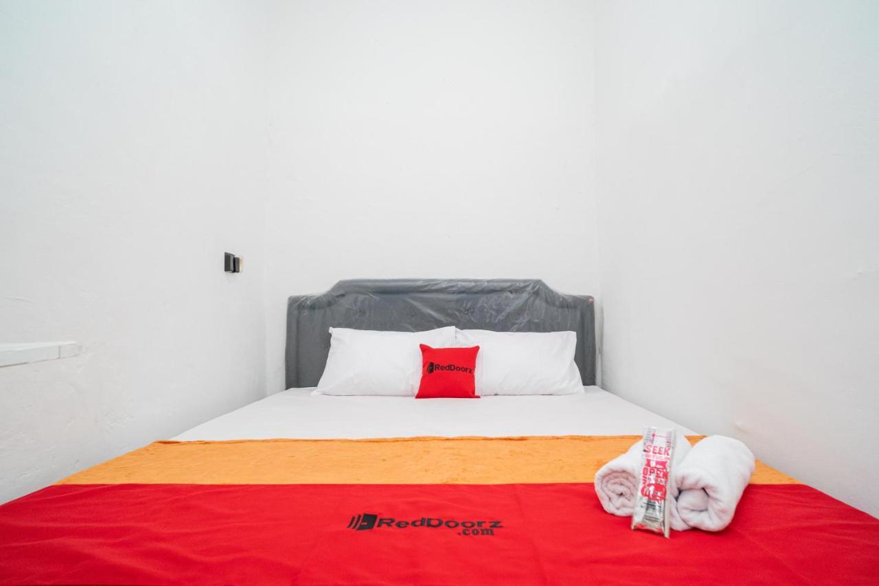Готель Reddoorz @ Aralia Harapan Indah Pulokendal Екстер'єр фото